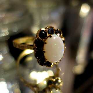 Schöner Damen Ring in Gold mit einem ovalen Vollopal und tiefblauen Saphiren