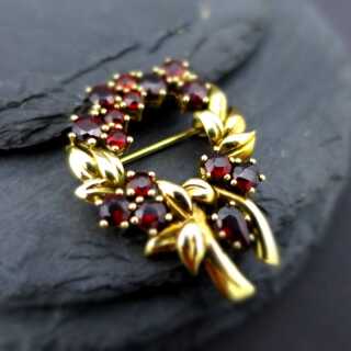 Schöne Brosche in Gold mit Granatsteinen in Kranzform mit Blüten und Blättern