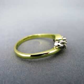 Eleganter Damen Vintage Ring in hochwertigem Gold mit drei funkelnden Brillanten