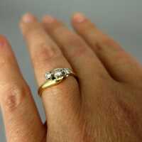 Eleganter Damen Vintage Ring in hochwertigem Gold mit drei funkelnden Brillanten