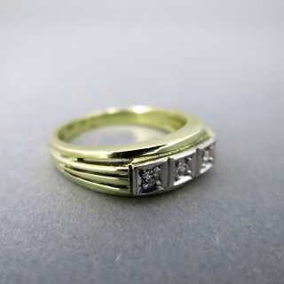 Schöner Damen Gold Band Ring mit Streifendekor und drei kleinen Brillanten