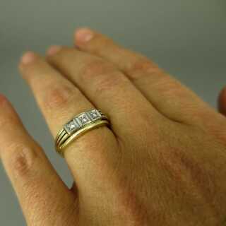Schöner Damen Gold Band Ring mit Streifendekor und drei kleinen Brillanten