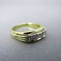 Charming band ring in 14 k gold with three sparkly...
