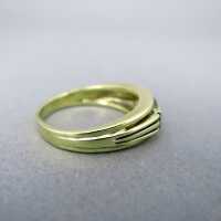 Charming band ring in 14 k gold with three sparkly diamonds and striped hoop