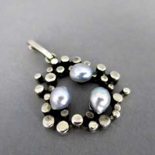 Modernist Damen Anhänger in Silber mit barocken Perlen in Handarbeit