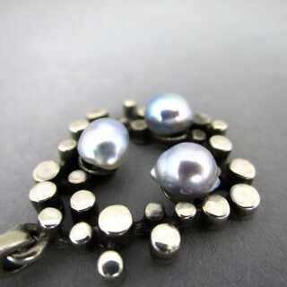 Modernist Damen Anhänger in Silber mit barocken Perlen in Handarbeit