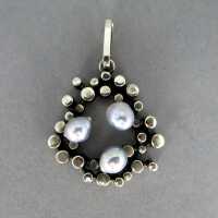 Modernist ladys pendant in silver with grey-blue pearls...