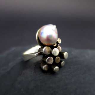 Modernist Damen Ring in Silber mit grau-blauer barocker Perle in Handarbeit