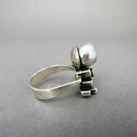 Modernist ladys ring in silver with barocque grey-blue...