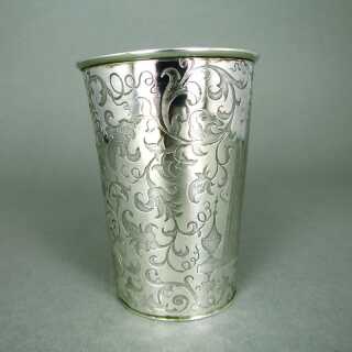 Schöner antiker Silber Andenken Becher mit floralem Dekor und Widmung vor 1880