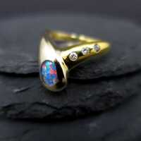 Schöner Damen Ring in 750 Gold mit feuriger Opal Triplette und drei Brillanten