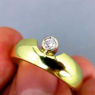 Schöner eleganter Bandring in 750 Gold mit einem funkelnden Solitär Diamanten