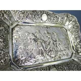 Zierteller mit Reliefdekor in Silber