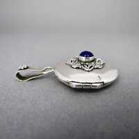Charming small medalion pendant in sterling silver with lapis lazuli cabochon