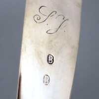 Großer antiker Ragout Löffel in Silber verziert mit einem Bernstein