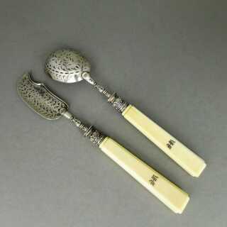 Antique serving cutlery for biscuits or pralines in silver and bone France