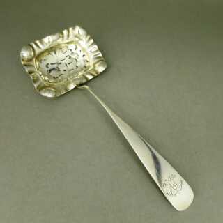 Antikes Zuckersieb in Silber mit reichem Dekor und gewelltem Rand Mitte 19. Jh.