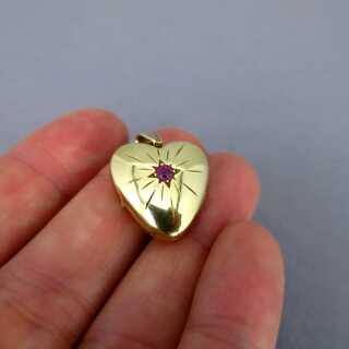 Bezaubernder Medaillon Anhänger in Herzform in 14 k Gold mit einem kleinen Rubin