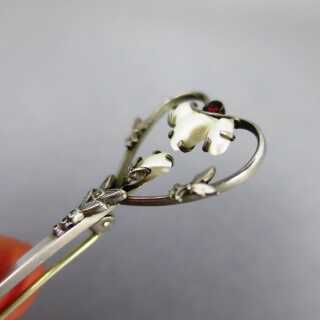 Schöne Nadel Brosche in Silber mit außergewöhnlichen Perlen und rotem Turmalin
