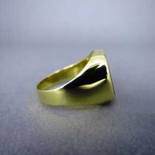 Schön geformter Siegel Ring in Gold mit einer Platte aus rotem Karneol