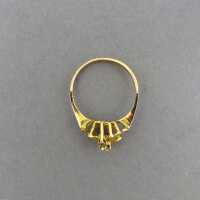 Elegant gold ring studded with brilliants in outstanding quality