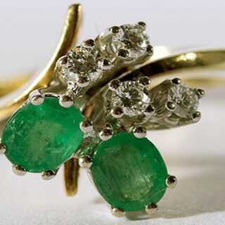 Adorable 585 / gold ring set with four brilliants and two emeralds