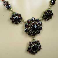 Prachtvolles Collier im floralen Design besetzt mit tiefrotem Granat
