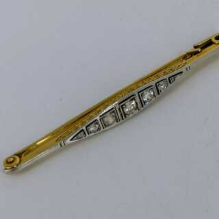 Elegant bar brooch in gold and platinum set with diamonds
