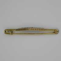 Elegant bar brooch in gold and platinum set with diamonds