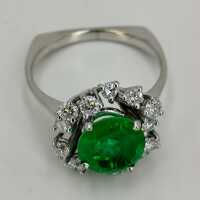 Magnificent white gold ring set with emerald and diamonds around 1960/70