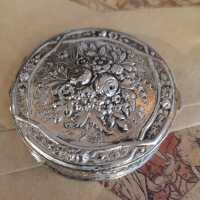 Pill box in solid silver from the Art Nouveau style around 1900