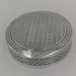Bezaubernde runde Dose in Silber mit reichem Dekor