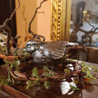 Kleiner, detailliert geformter Gartenvogel in massivem Silber um 1925 
