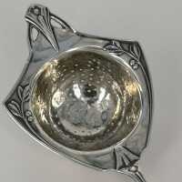 Magnificent tea strainer in silver from the Art Nouveau...