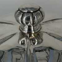 Antike gehämmerte Art Deco Bonboniere mit Steckdeckel in Silber