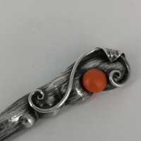 Beautiful Art Deco brooch in silver with coral in an abstract design
