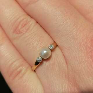 Delicate womens ring with silver-gray Tahiti pearl and diamonds