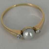 Delicate womens ring with silver-gray Tahiti pearl and diamonds