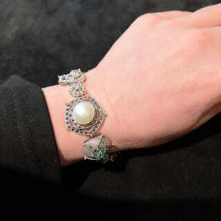 Außergewöhnliches Armband in Silber mit Perlen und Smaragden