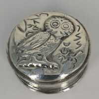 Pill box in solid silver with the representation of an owl