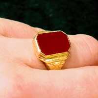 Signet ring around 1900 in gold with a carnelian