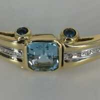 Elegant bangle in gold with a blue topaz and sapphires