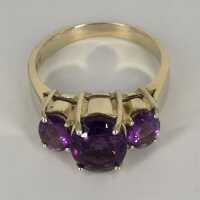 Herrlicher Damen Ring in Gold mit drei prächtigen violetten Amethysten vintage