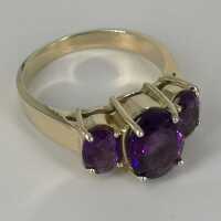 Delightful ladies ring in gold with three magnificent violet amethysts vintage