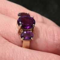 Delightful ladies ring in gold with three magnificent violet amethysts vintage