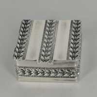 Small pill box in 925 silver with arcanthus decor