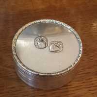 Magnificent round pill box in silver with coat of arms decor