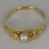 Womens ring in gold with a pearl from Lapponia