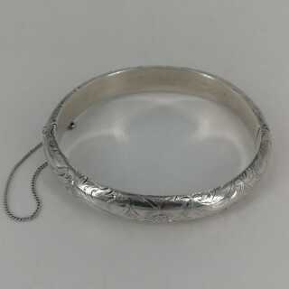 Beautiful handmade bangle in silver with engraving decor from the 1960s