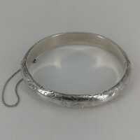 Beautiful handmade bangle in silver with engraving decor from the 1960s
